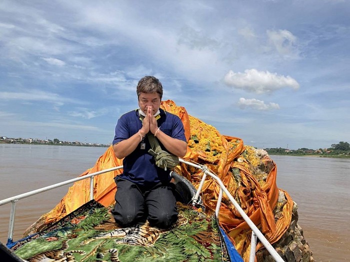 พระธาตุกลางน้ำ